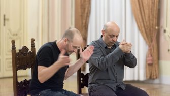 Foto Both Sitting Duet 02